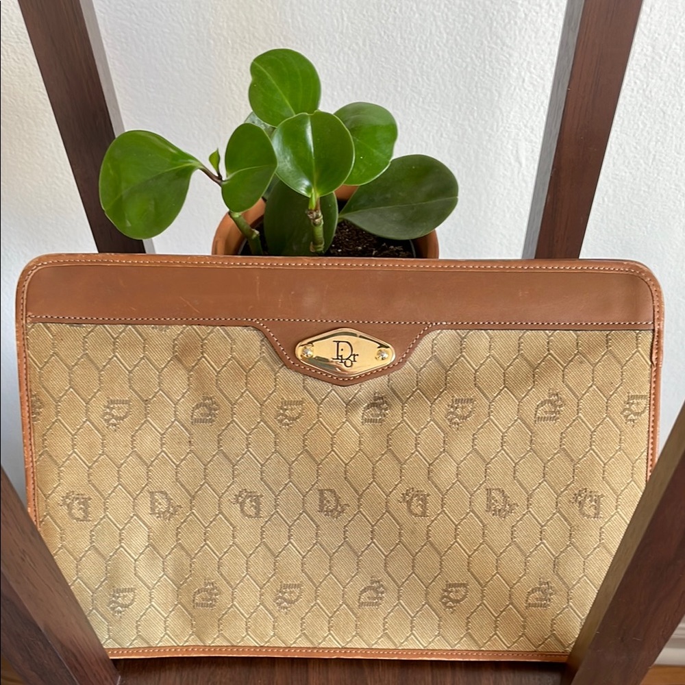 💥CHRISTIAN DIOR💥 Vintage honeycomb tan clutch or pouch with gold hardware